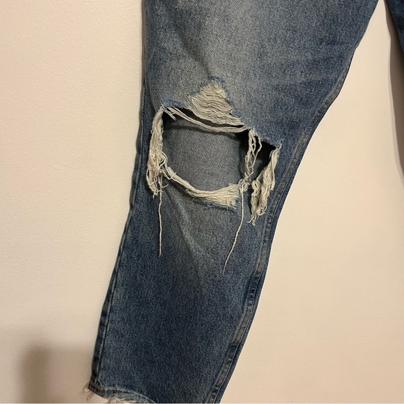 Abercrombie & Fitch • Curve Love high rise mom Jean - Picture 2 of 8